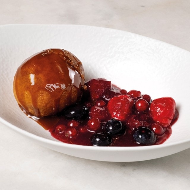 Helado frito de caramelo salado y frutos rojos